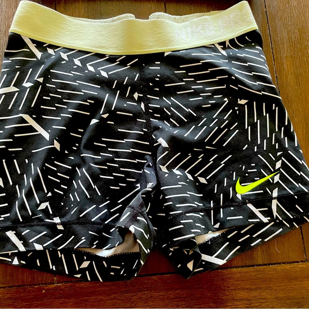 Girls Nike pros- size medium